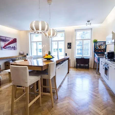 Bright And Quiet Apt In The Heart Of The Old Town