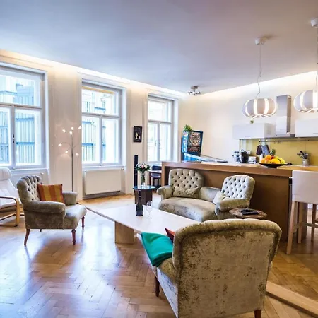 Bright And Quiet Apt In The Heart Of The Old Town
