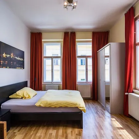 Bright And Quiet Apt In The Heart Of The Old Town
