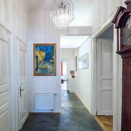Bright And Quiet Apt In The Heart Of The Old Town דירה
